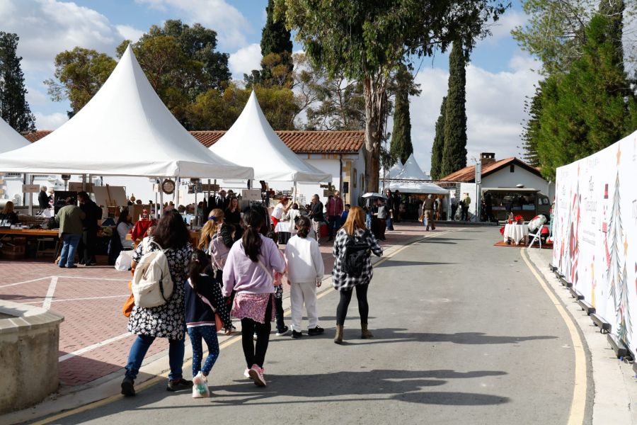 Άνοιξε τις πύλες του το Χριστουγεννιάτικο Χωριό στο Προεδρικό Μέγαρο