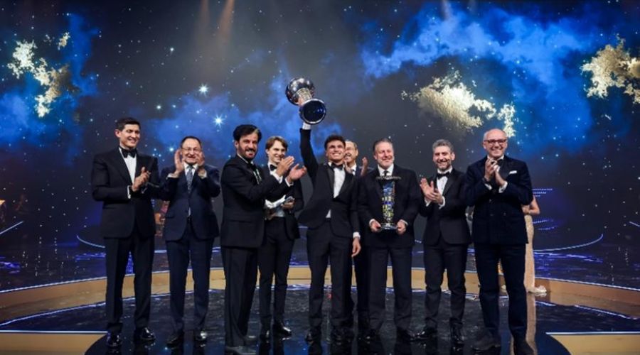 Σήκωσε το τρόπαιο του πρωταθλητή ο Νόρις (vid)