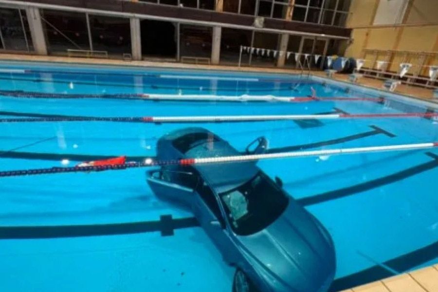 Αυτοκίνητο έπεσε σε πισίνα – Σώθηκαν τελευταία στιγμή μητέρα και κόρη