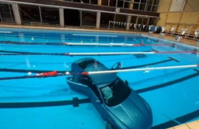 Αυτοκίνητο έπεσε σε πισίνα - Σώθηκαν τελευταία στιγμή μητέρα και κόρη