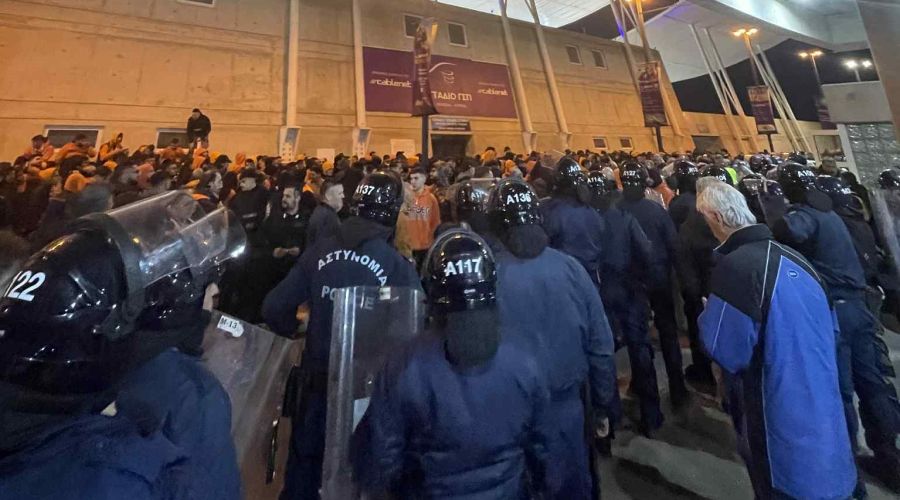 Οργή ΑΠΟΕΛιστών κατά διαιτησίας και Πετρίδη (vids-pics)