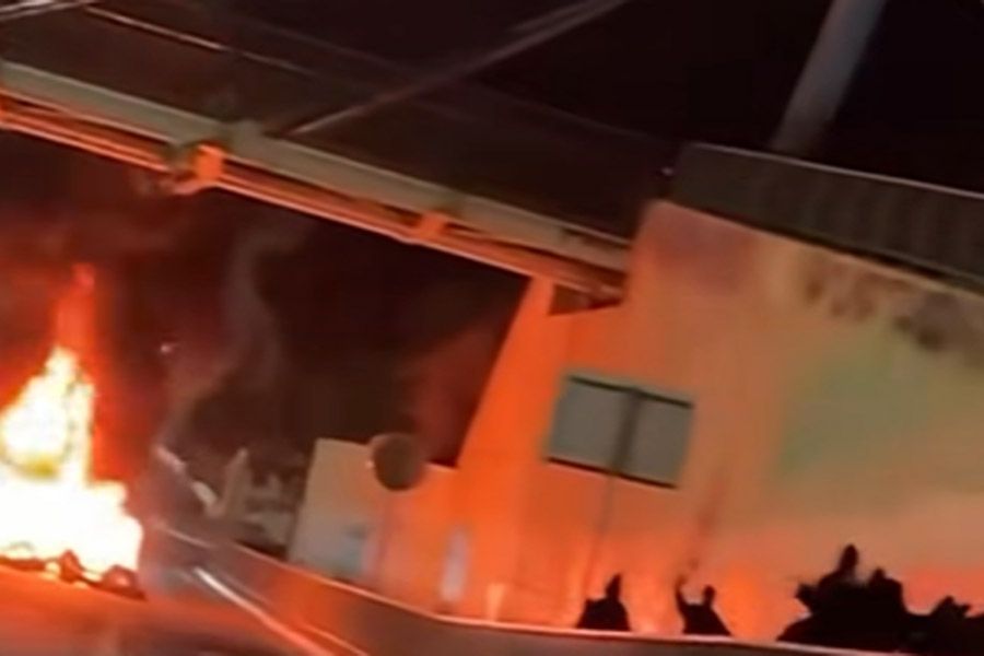 Χάος τη νύχτα σε τρεις επαρχίες: Πέτρες, κροτίδες και φωτιές (ΒΙΝΤΕΟ)