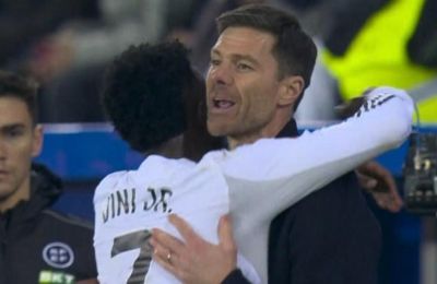 Η αγκαλιά όλο νόημα Βινίσιους με Αλόνσο