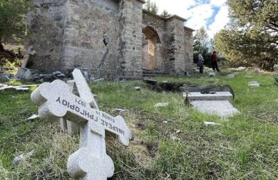 Μεγάλος αριθμός τάφων έχει καταστραφεί και οι ταφόπλακες είναι σπασμένες (Φωτογραφίες από kibrispostasi)