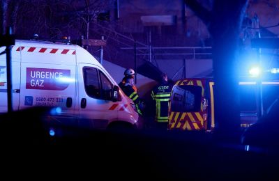 Κατά τη νομαρχία, έσπασαν τζάμια σε δυο παρακείμενα εκπαιδευτικά ιδρύματα, πάντως δεν αναφέρθηκαν τραυματισμοί στα σχολικά κτίρια.