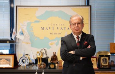 Ο πρώην υποναύαρχος και νυν θεωρητικός του επεκτατισμού σε βάρος της Ελλάδος και της Κύπρου, Τζιχάτ Γιαϊτζί, έδωσε τη δική του ερμηνεία για τη συμφωνία Κύπρου – Λιβάνου για την οριοθέτηση ΑΟΖ