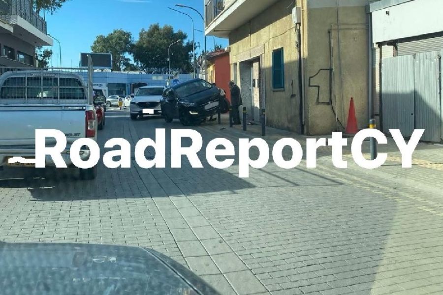 Απίστευτο τροχαίο: Έχασε τον έλεγχο και καβάλησε τα πασσαλάκια