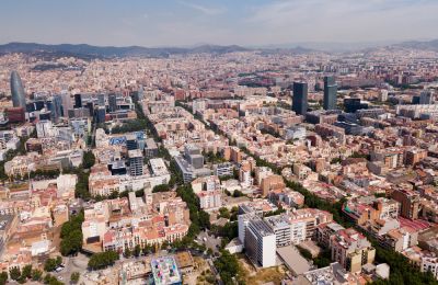 Η  Κομισιόν αναλαμβάνει ευρωπαϊκή δράση, προσαρμοσμένη στις εθνικές πραγματικότητες, στο στεγαστικό πρόβλημα