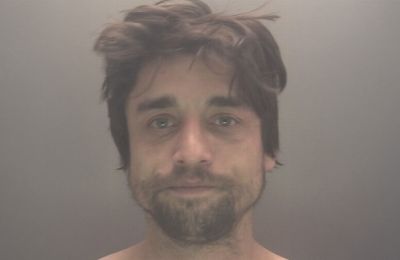 Μπήκε με την πρόφαση ότι θα περιμένει μέσα στο σπίτι της για ταξί και...  ταμπουρώθηκε εκεί