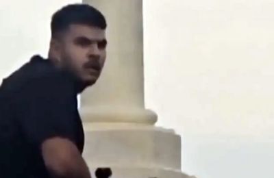 Πιστοί υποδέχθηκαν με δάκρυα στα μάτια το λείψανο του ραβίνου Έλι Σλάνγκερ, του πρώτου από τα 15 θύματα της επίθεσης που επρόκειτο να κηδευτεί.