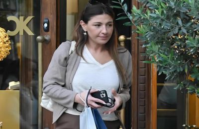 Η Έλενα Παπαρίζου επιστρέφει στις επαγγελματικές της δραστηριότητες μετά την εισαγωγή της στο νοσοκομείο