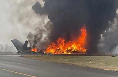 Σε εικόνες που μετέδωσαν αμερικανικά τηλεοπτικά δίκτυα φαίνονται τα φλεγόμενα συντρίμμια του αεροσκάφους