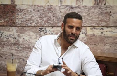 Ο ευρωβουλευτής κατηγορείται για άσκηση βίας από εκπρόσωπο σε θεσμικό ρόλο σε ήρεμη ψυχική κατάσταση και αναζητείται