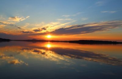 Εξηγεί ότι οι τέσσερις εποχές και η διαφορετική ηλιοφάνεια ανά ημέρα, οφείλεται στην λόξωση της Γης, με την οποία περιστρέφεται γύρω από τον εαυτό της