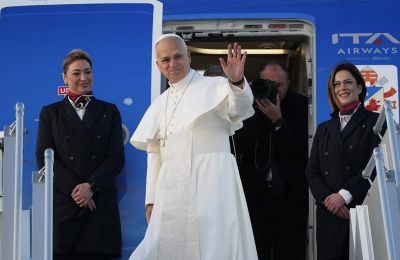 Υπενθυμίζεται ότι ο πάπας, εκτός από αγγλικά -που είναι η μητρική του γλώσσα- μιλά ιταλικά, ισπανικά, γαλλικά, και γνωρίζει αρκετά πορτογαλικά