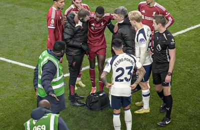 Σκόραρε και αποχώρησε υποβασταζόμενος ο Ίσακ!