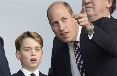 Φορώντας ποδιές, ο 12χρονος Τζορτζ και ο πατέρας του δούλεψαν στην κουζίνα, έβαλαν φαγητά σε ταψιά, ενώ συνομιλούσαν και αστειεύονταν με το προσωπικό.