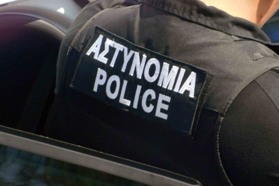 &Mu;&epsilon; &kappa;ά&tau;&alpha;&gamma;&mu;&alpha; &kappa;&rho;&alpha;&nu;ί&omicron;&upsilon; &kappa;&alpha;&iota; &pi;&lambda;&epsilon;&upsilon;&rho;ώ&nu; 85&chi;&rho;&omicron;&nu;&omicron;&sigmaf; &mu;&epsilon;&tau;ά &alpha;&pi;ό &lambda;&eta;&sigma;&tau;&epsilon;ί&alpha; &sigma;&tau;&omicron; &sigma;&pi;ί&tau;&iota; &tau;&omicron;&upsilon;