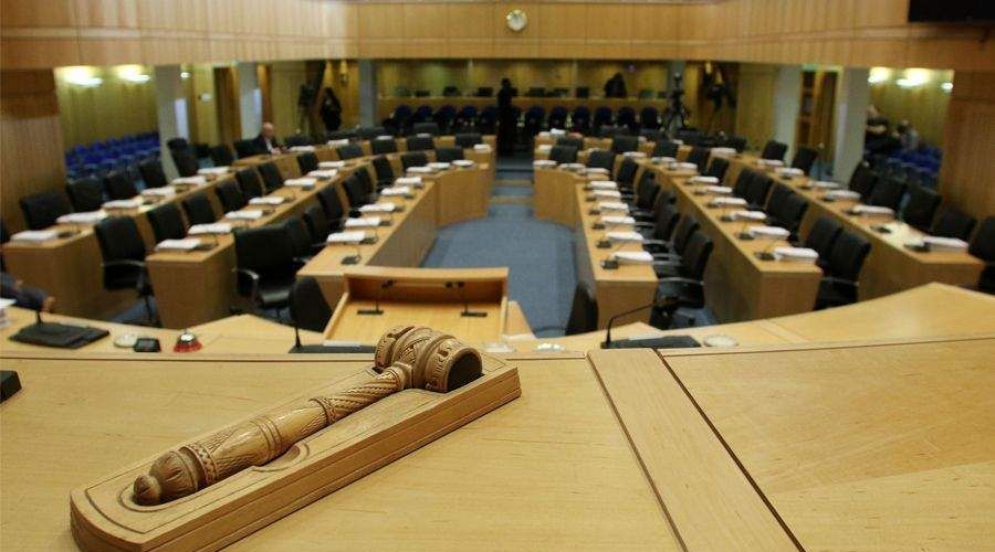 Τα πέντε νομοσχέδια που θα τεθούν ενώπιον της Ολομέλειας τροποποιούν τους νόμους σε σχέση με την φορολογία του εισοδήματος, την έκτακτη Εισφορά για την Άμυνα, την φορολογία Κεφαλαιουχικών Κερδών