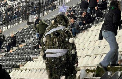 Οπαδός του ΠΑΟΚ ντύθηκε Χριστουγεννιάτικο δέντρο