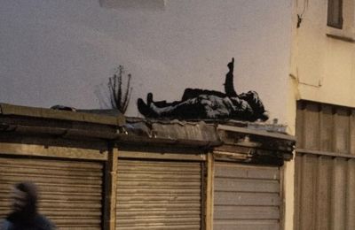 Τον Σεπτέμβριο είχε ζωγραφίσει σε τοίχο του βασιλικού δικαστικού μεγάρου (Royal Courts of Justice) έναν δικαστή 