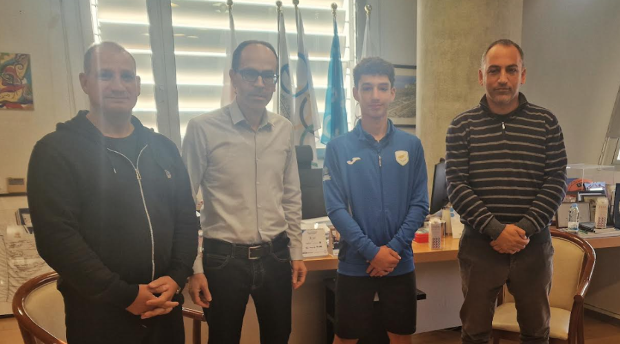 Συνάντηση Προέδρου ΚΟΕ με τον νεαρό αντισφαιριστή Αναστάση Μωσαϊκό