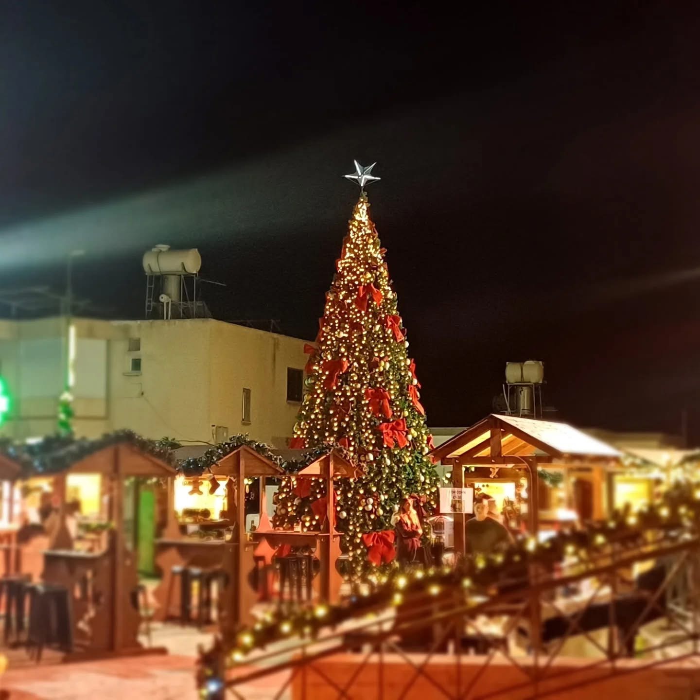 Η Δερύνεια φόρεσε τα γιορτινά της και σε περιμένει!