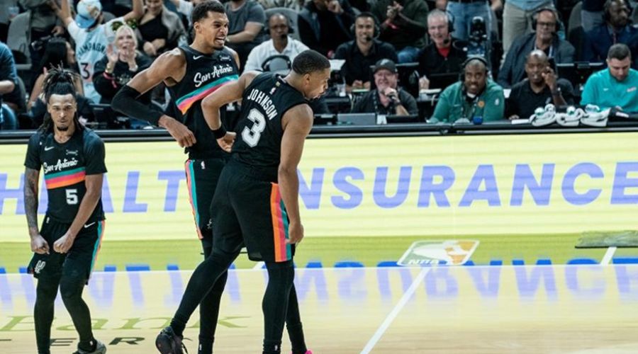 Οι Σπερς σάρωσαν τους Θάντερ, άλωσαν την Ιντιάνα οι Μπακς χωρίς Γιάννη