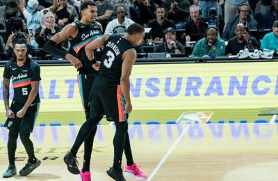 Οι Σπερς σάρωσαν τους Θάντερ, άλωσαν την Ιντιάνα οι Μπακς χωρίς Γιάννη