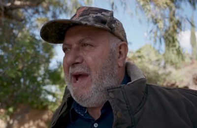 Κατέβηκε με όπλο ο Κίκης και τρόμαξε κόσμο για τα Χριστούγεννα! (vid)