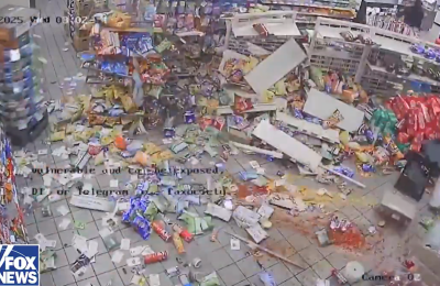 Οι δράστες διέφυγαν σέρνοντας πίσω τους το ΑΤΜ