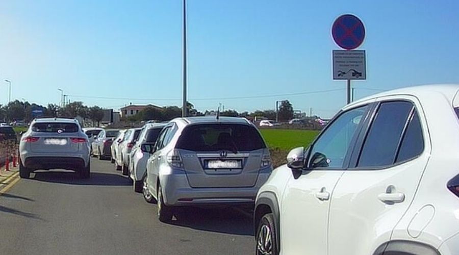 Σύμφωνα με αναρτήσεις πολιτών στα social media, ο κόσμος παρκάρει όπου βρει, έχουν κλείσει είσοδοι σε πάρκινγκ λόγω πληρότητας ενώ γίνεται αναφορά και για πρόστιμα