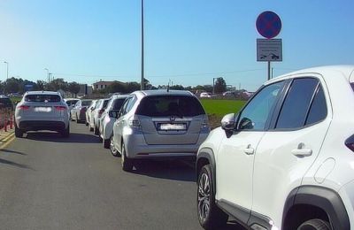 Σύμφωνα με αναρτήσεις πολιτών στα social media, ο κόσμος παρκάρει όπου βρει, έχουν κλείσει είσοδοι σε πάρκινγκ λόγω πληρότητας ενώ γίνεται αναφορά και για πρόστιμα