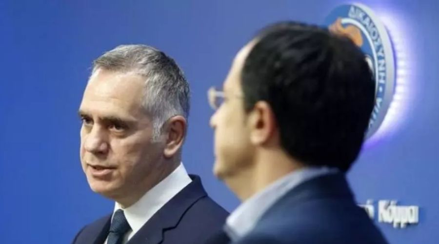  «Με λύπη οφείλω να ομολογήσω πως η συνεργασία με τον Πρόεδρο δεν είναι η επιδιωκόμενη», δήλωσε ο Νικόλας Παπαδόπουλος στην εφημερίδα Πολίτης