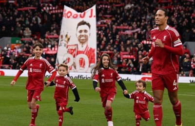 Ο Φαν Ντάικ μπήκε στο «Άνφιλντ» με τα παιδάκια του Ζότα