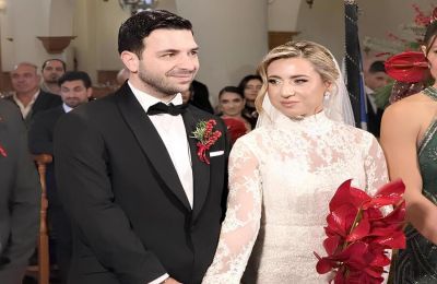  Οι νιόπαντροι επισφράγισαν τον έρωτά τους με παπά και με κουμπάρο.