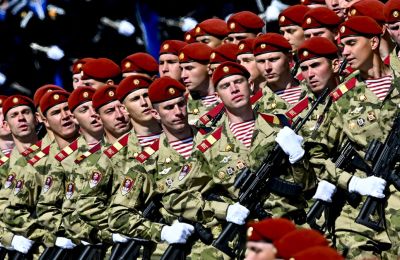 Η εικόνα ενός κράτους που επιχειρεί να «κανονικοποιήσει» τον πόλεμο