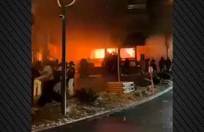 Τοπικά ΜΜΕ αναφέρουν ότι η πυρκαγιά μπορεί να προκλήθηκε από πυροτεχνήματα στο δημοφιλές μπαρ Le Constellation