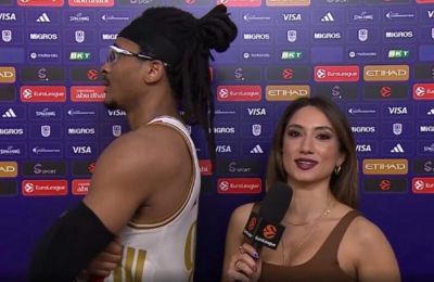 Έκανε δηλώσεις με γυρισμένη την πλάτη του στη δημοσιογράφο