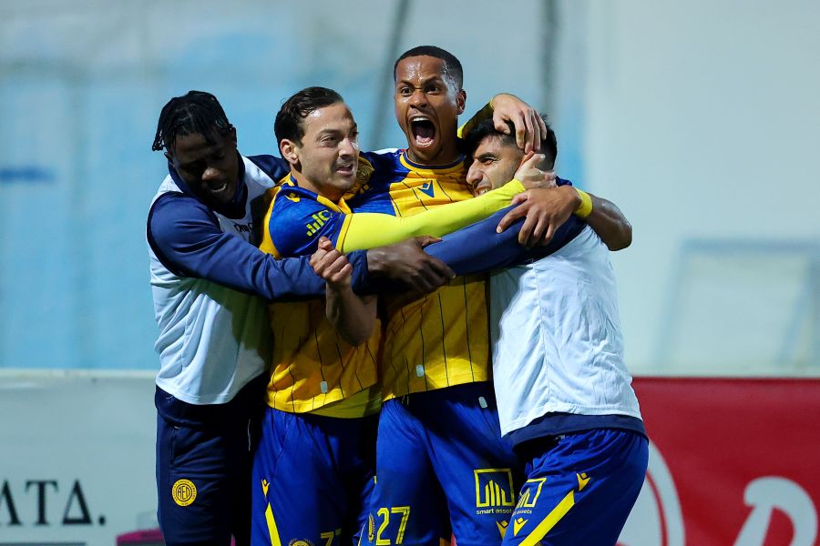 Ήρθε ο Σάβο με τα... δώρα για την ΑΕΛ (vid)