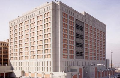 Οι κατηγορίες που έχουν απαγγελθεί σε βάρος του  δίνουν τη δυνατότητα να κρατηθεί στο Metropolitan Detention Center στο Μπρούκλιν