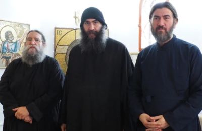 Ο πρωτοπρεσβύτερος πατέρας Ευάγγελος Παπανικολάου, ο επίσκοπος Τυχικός και ο πατέρας Αντώνιος της Κιβωτού (Φωτογραφίες: Σπύρος Θεοδ. Κουτσοχρήστος, Εκκλησία Online)