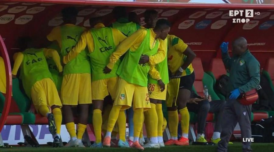 Παίκτες του Μπενίν μετατράπηκαν σε… κουρτίνα για να αλλάξει συμπαίκτης