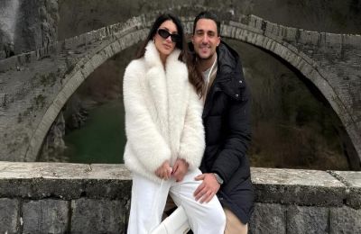 Το ζευγάρι ποζάρει αγκαλιά σε μια τρυφερή τους στιγμή