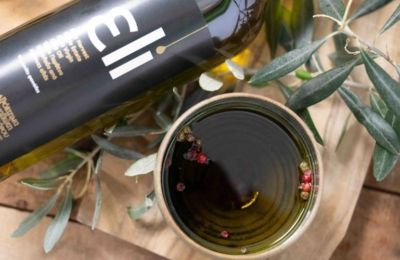 Το εli evoo παράγεται από πράσινες κυπριακές ελιές στην «Φάρμα Παναγιώτης Χριστοφόρου» στο Ακάκι και είναι χαμηλό σε οξύτητα, υψηλό σε πολυφαινόλες με έντονη αρωματική επίγευση.