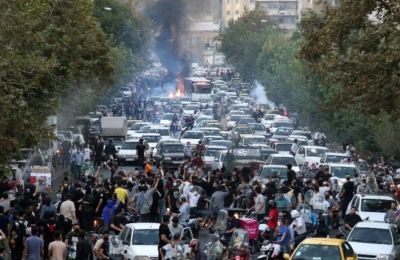 «Φλέγεται» η Τεχεράνη από τις διαδηλώσεις κατά του καθεστώτος