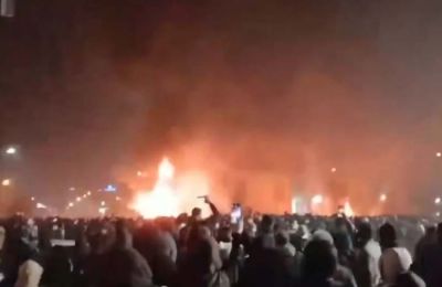 Οργή, συνθήματα και μπλακάουτ, στις φλόγες η Τεχεράνη