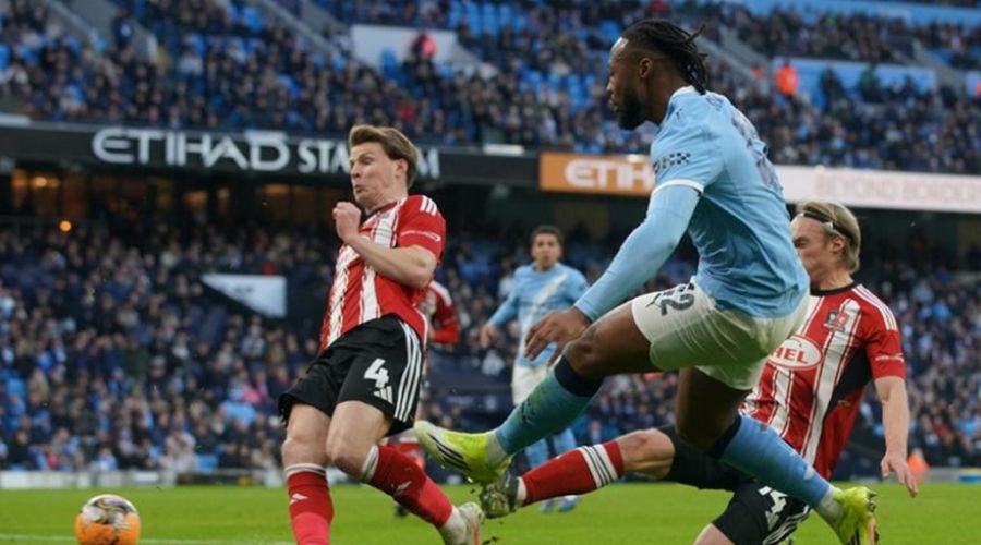 Διαστημική Σίτι με 10 γκολ και μαγικό ντεμπούτο από Σεμένιο! (vid)