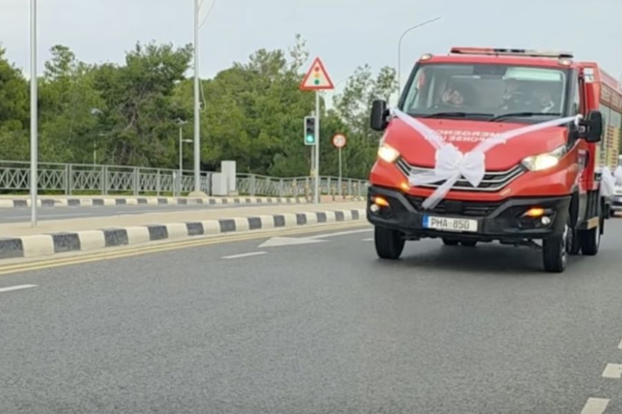 Κύπρος: Έφτασε στο γάμο του με πυροσβεστικό όχημα (ΒΙΝΤΕΟ)