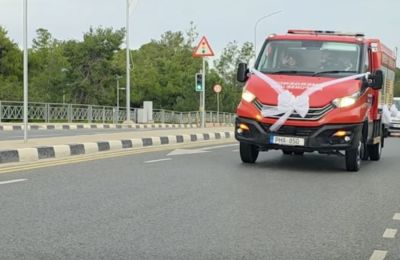 Κύπρος: Έφτασε στο γάμο του με πυροσβεστικό όχημα (ΒΙΝΤΕΟ)